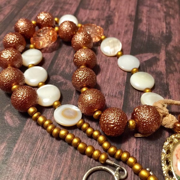 Handmade asymmetrical vintage style rose necklace - Picture 5 of 9